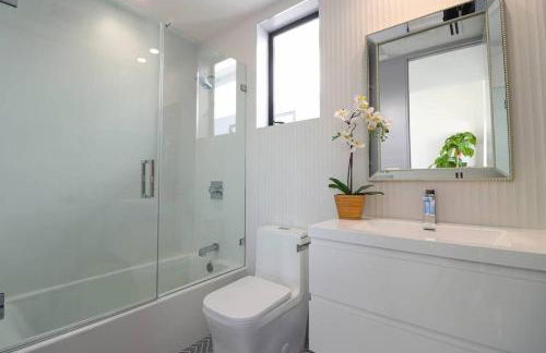 Modern Paradise - walk to beach- sleeps 10 - Foto 17