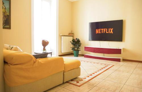 Wonderful downtown apartment-HD NETFLIX, KING-SIZE BED, two minutes' walk from metro - Foto 1