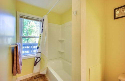 Riverfront Apt with Fire Pit and Yard in Millers Falls - Foto 16