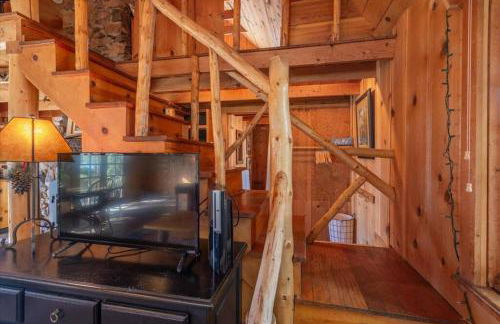 Coziest Cabin in Tahoe w Stone Fireplace Comfy Beds Close to Slopes & Lake - Foto 20