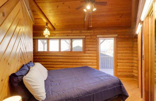 Family-Friendly Riverfront Manor on the Little Red - Foto 15