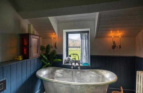 16th Century House, Castle Views, Mountain Views, Hot Tub, Firepit, Stunning Interiors - Foto 23