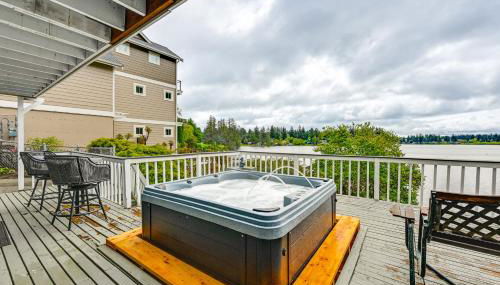 Lakeside Lacey Gem with Sauna and Private Dock - Foto 3