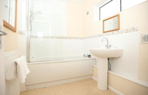 Redland Park By N And N Stays Ltd, Perfect for Contractors & Workers, Close to local amenities and work sites in Bath, Free Parking - Photo 10