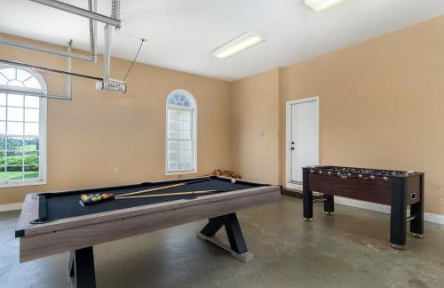 Stunning Modern Retreat! Year-Round Swim Spa | Hot Tub | Movie Room | Firepit - Foto 34