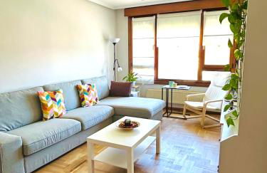 El pisín de Goya: piso luminoso con garaje a pie del centro de Oviedo. - Foto 1