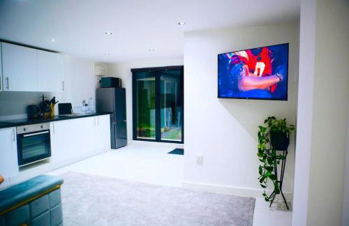 Perfect 1 Bed Apartment Sleeps 5 1 Kingsize bed 1 double Sofabed & Foldable Single bed Free Parking Wifi good transport network shopping Holiday Makers Families Contractors in North London - Photo 50