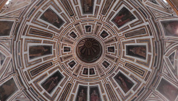 Admirado a cúpula de uma das igrejas que visitaremos