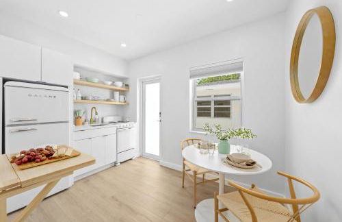 M Lake Worth Beach - Modern Villas Near West Palm Beach, Chic Retro Vibes, King Bed, Cozy Backyard, BBQ, Workspace, High-Speed Internet, Free Parking, 5 Minutes to Downtown & Beach - Foto 64