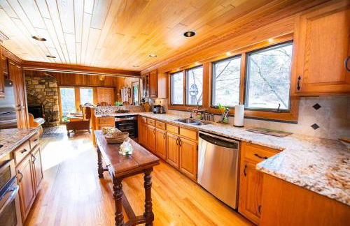 LUXURY!! Hot Tub, Pool Table, River & Petting zoo? - Foto 37