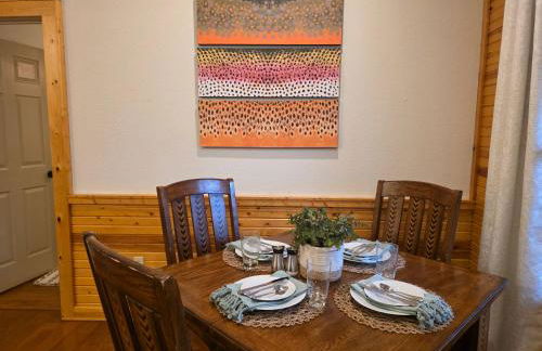 Riverfront Little Red Cabin, World-class Trout Fishing, Views & Boat Access - Foto 7