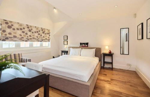 The Clapham Crib - Spacious 4BDR House with Patio - Photo 16