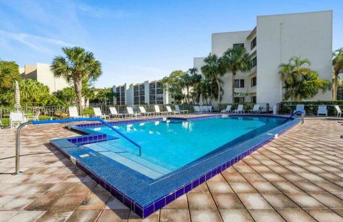 Beachside Modern Wellness Villa with Spacious Patio - Photo 32