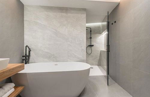 Location, Luxury & Style Best 5Bed in Madrid - Photo 15