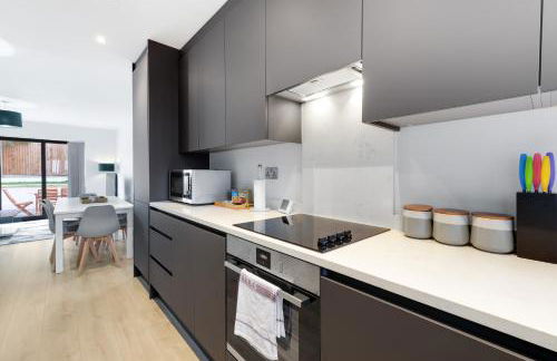 Modern 4 Bedroom House With Parking in Farnham Royal, Slough By 360stays - Foto 7