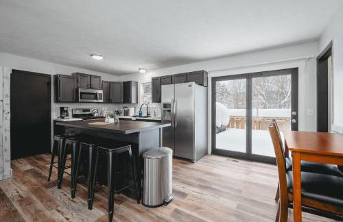 Pet Friendly 3BR 3BA Home near Traverse City with Game Room and Fenced Yard - Foto 8