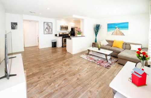 Cozy Stylish 1-Bedroom In Hollywood With Free Gated Parking - Photo 1