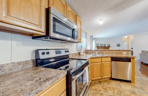 Riverfront Stay Sleeps 6 Deck Firepit Water View - Foto 12