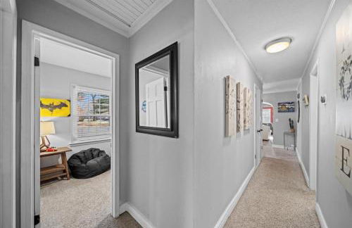 3BR Overland Park Home with Patio and Waterfall Pond - Foto 19