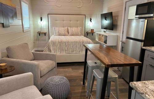 Blissful Nook Tiny Home, Cozy Retreat, Hot Tub, Close to Town, Deep Creek, & Entrance to National Park - Foto 12