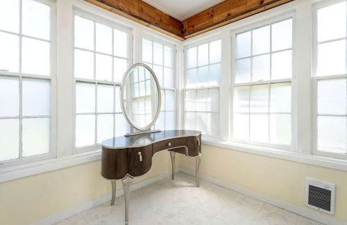 Romantic Historic Inn Suite with Mountain Views in Luray, Virginia - Foto 26