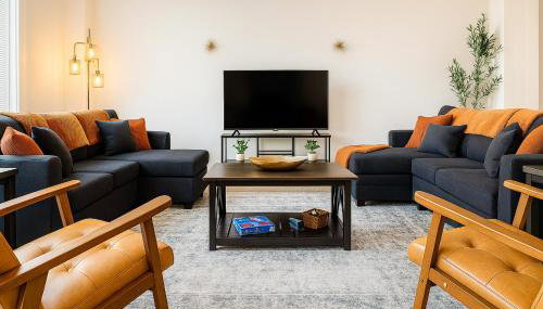 Spacious Loft with Fireplace - near CSU, Playhouse, Progressive field, R&R Hall of Fame with Gym & Sauna and Sleeps 12 - Foto 1