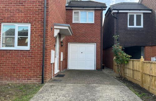 Detached House in Ashford with Free Parking and Hot Tub - Sleeps 10 - Foto 6