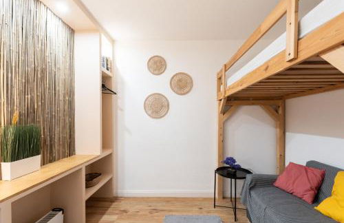 - Zen Haven Luxurious 3-Room Japanese-Themed Apartment with King-Size Beds, Balcony, Bamboo Accents, Entertainment Galore & Private Parking - Near Airport & Train Station - - Photo 18