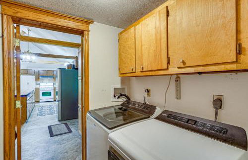 Historic Clark Cabin with Deck and Fishing Pond Access - Foto 17