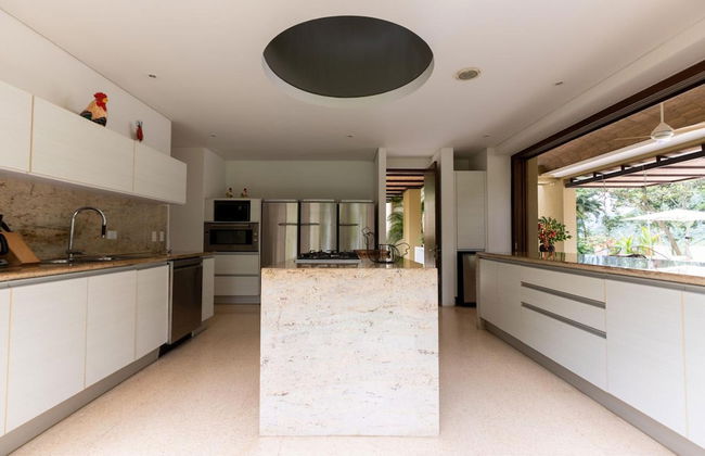 w Beautiful 4BR Villa at Mesa de Yeguas - Photo 6