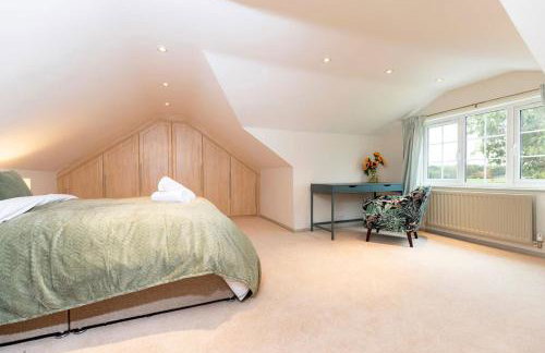 Hot Tub Free Parking 5 Bedroom Large Space - Photo 17