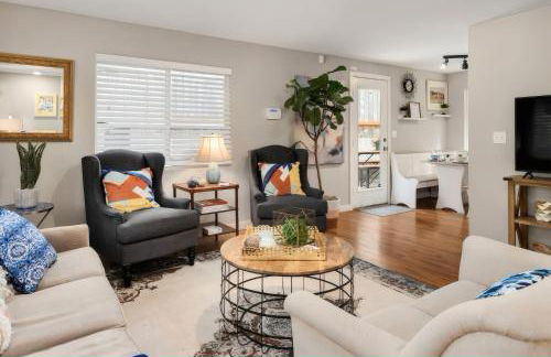 Spacious Main Street Retreat for families and large groups - Photo 7