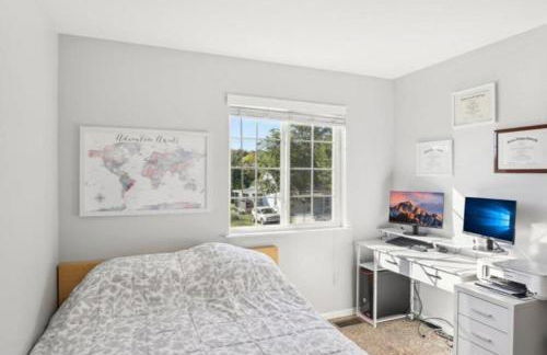 Newly Luxury Dream Home With 4 Bedroom 2 Full Bath, Full Body Massage Chair, 65Inch TV, Nice Deck, Fenced Backyard, Private Gym - Foto 7