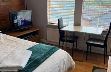 1 bedroom budget homely apartment, with free private parking and long term deals available - Foto 5