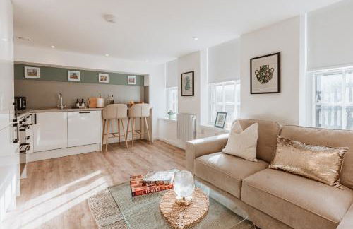 2 Bed Apartment Overlooking the Square Step Out to Shops & Dining - Foto 2