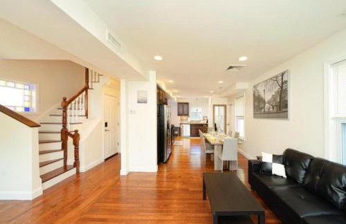 988 - 2 4BR Boston Cozy Getaway near Geneva Cliffs - Foto 42