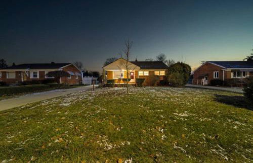 Elegant Oasis 4 Bedroom Home Away from Home - Photo 24