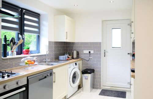 Located in the peaceful NG8 Wollaton , Perfect for Business Trips & Family Holidays or working proffesionals-long term deals, M1 Nearby , Free Parking , Private Garden , 500Mb Wi-Fi , Netflix - Foto 10