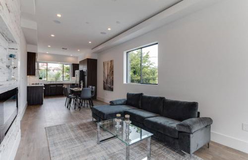 Luxury Modern 4 Bedroom 4 Bathroom Home with Rooftop Deck #4 - Foto 10