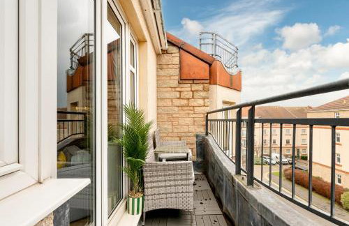 Stylish 2-Bed Flat with Balcony Near Haymarket - Pass the Keys - Foto 40