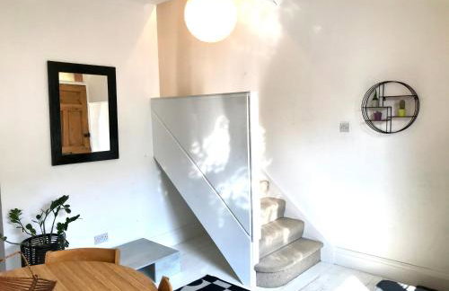 Stylish comfortable home with free parking - Foto 32