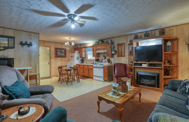 Whispering Creek - 2 Bedrooms, 1 Baths, Sleeps 6 Cabin by RedAwning - Foto 8