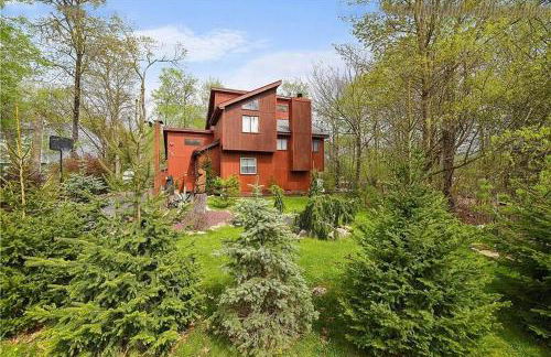 Bool Bear Lodge a pet friendly Pocono Vacation Home with Fireplace, BBQ and more - Foto 40