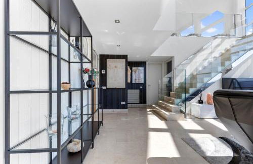 Penthouse Duplex with Epic Views - Photo 9