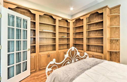 Walk to Lake Middlefield Home with Fire Pit - Foto 25