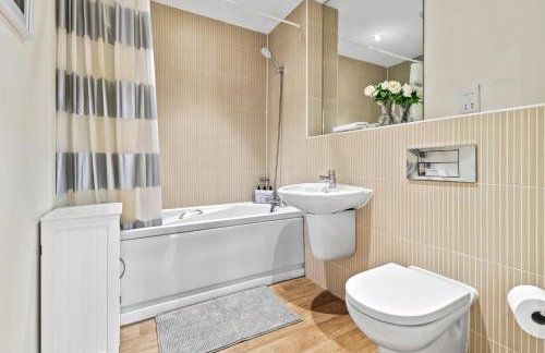 Sleek Modern City Apartment - Photo 3