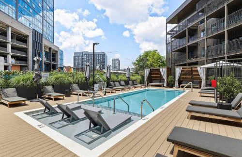 Skyline View, Pool, Gym, Balcony's, Walk to BWay! - Foto 30