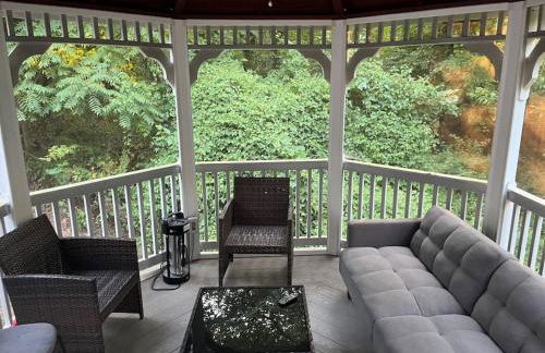 Stylish and Modern Large Bedroom - Foto 15