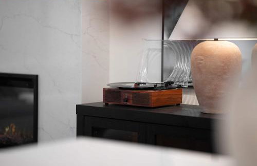 Modern Multi-Level Retreat with Rooftop Hot Tub - Foto 42