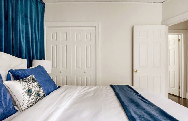 Gather Around the Mid-century Table at a Tranquil Haven - Foto 2